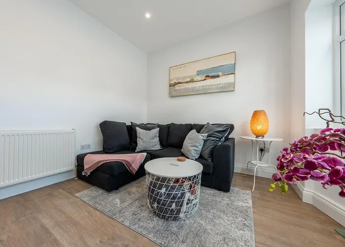 Entire 3 Bedroom House In London - Canning Town, City Airport, London Excel