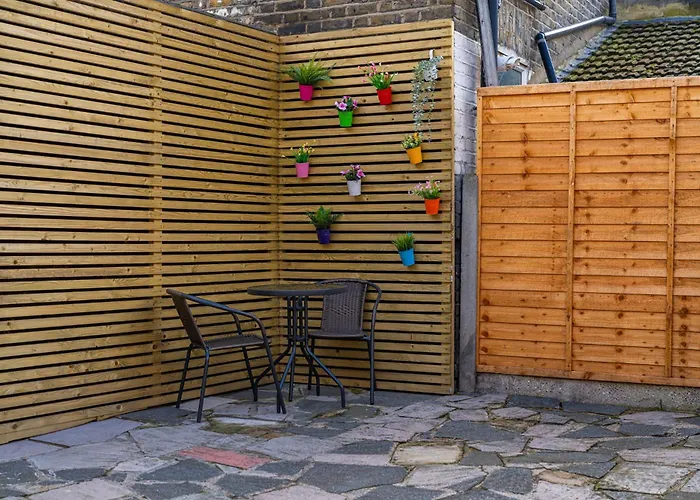 Entire 3 Bedroom House In London - Canning Town, City Airport, London Excel